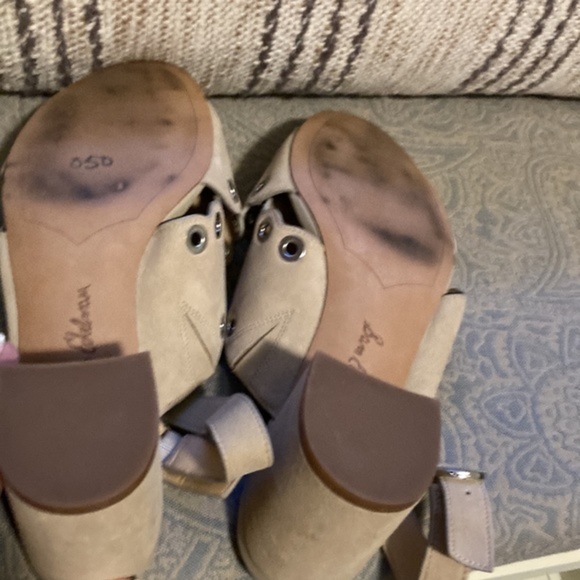 Sam Edelman Seana stone colored leather upper sandal with grommets - Picture 5 of 8